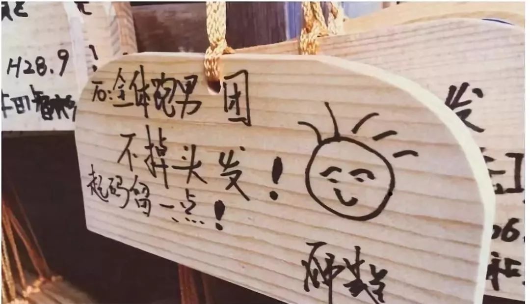 「新周刊」你们的爱情信物，都变成了景区垃圾