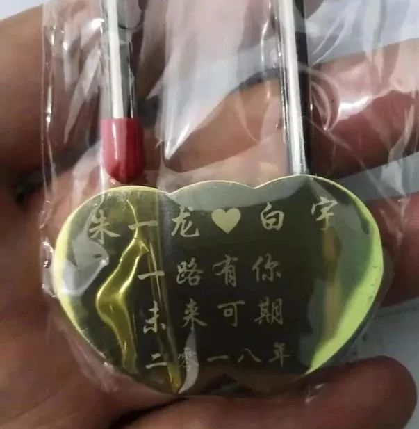 「新周刊」你们的爱情信物，都变成了景区垃圾