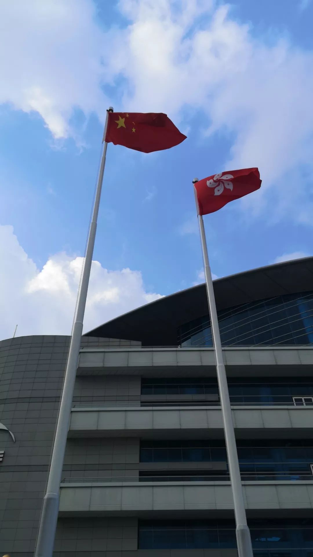 香港青年与70面国旗,金紫荆同框,场面感人