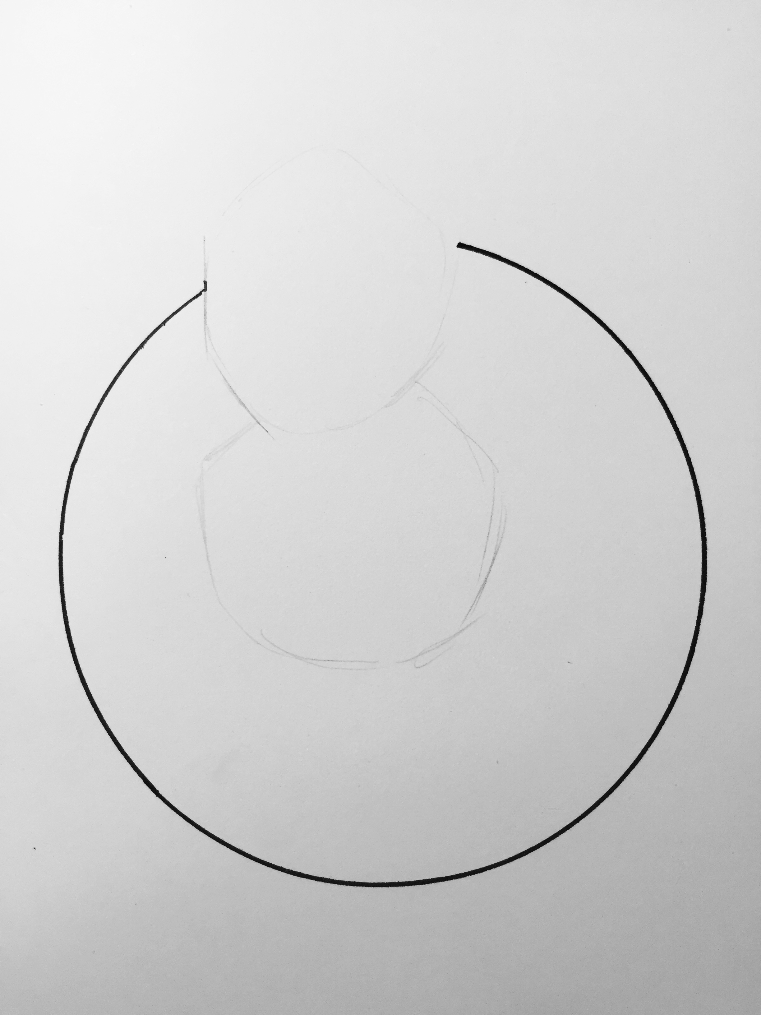 在家里找一个圆形的盖子在纸上画个不封闭的圆,先用铅笔在圆上面的