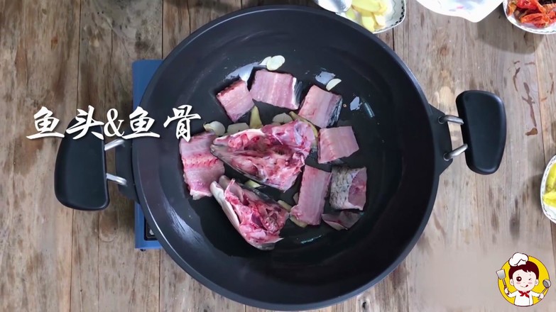 美食杰一食一刻■爱吃鱼的小可爱要注意了，教你一招，鱼刺卡喉咙里，让它自己出来