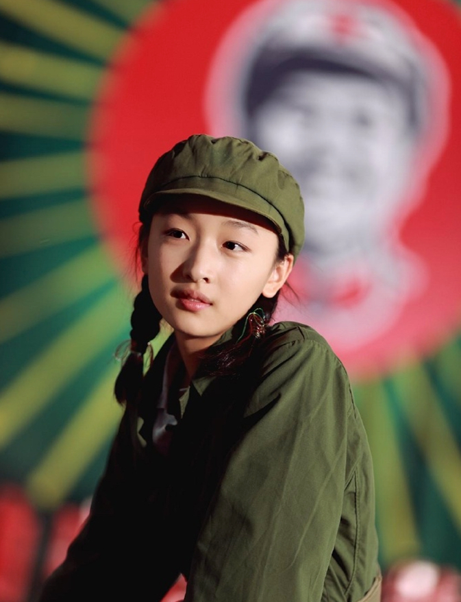 周冬雨伦敦看秀造型太抢眼皮草配亮片裙做个时髦小妖精