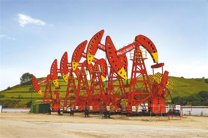 火红的"采油树". 本报通讯员 顾东峰