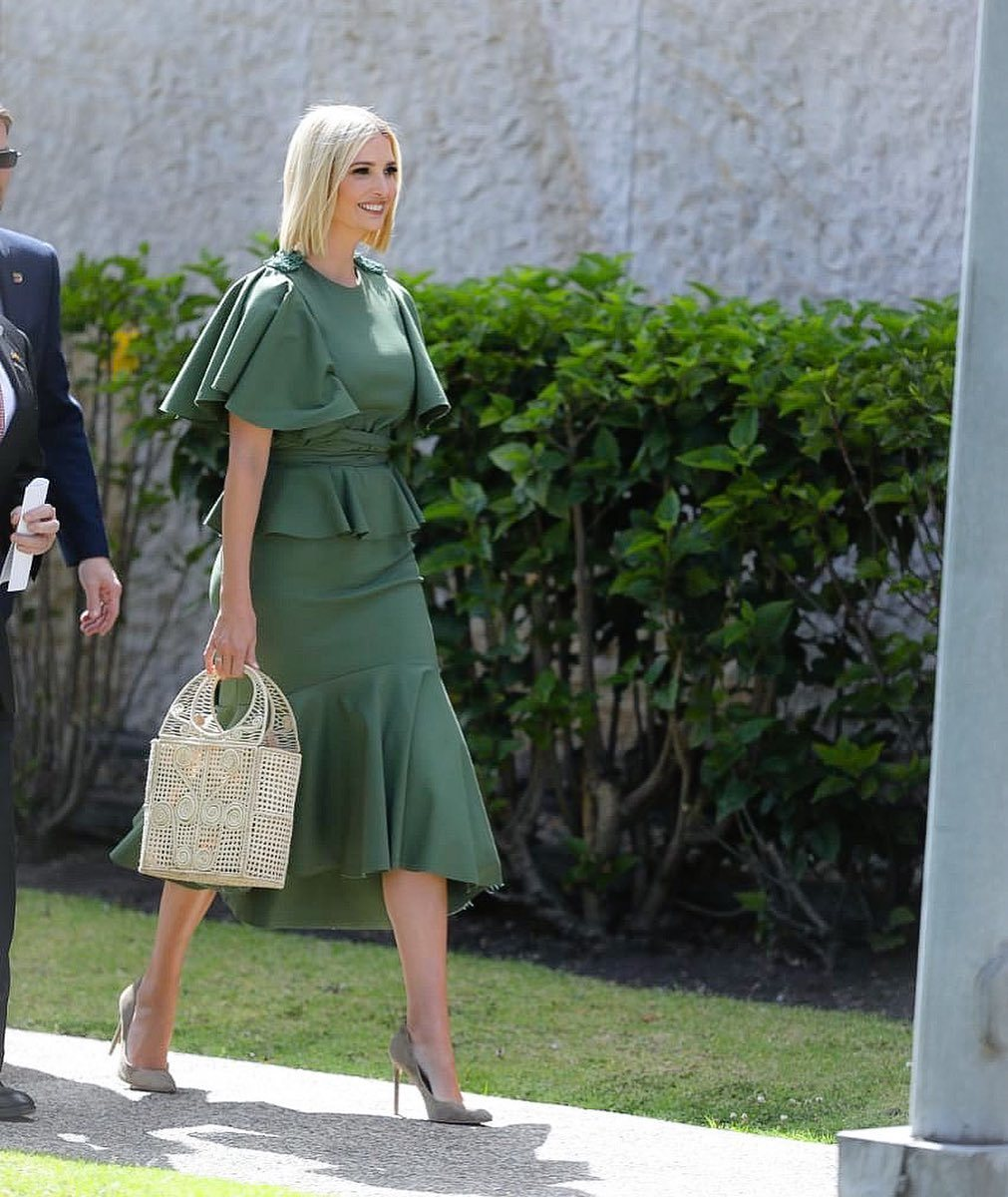 38岁伊万卡高挑优雅,身着黄色吊带连衣裙复古典雅,超吸睛!