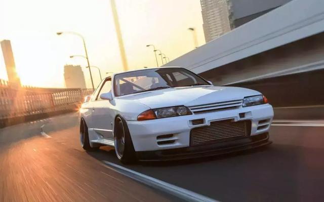 《头文字d》中由中里毅驾驶的这台车型其实是日产的skyline gt-r bn