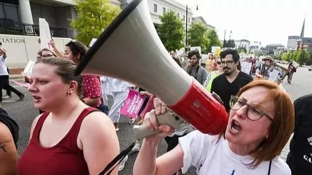 「半岛晨报」妇科医生去世后，家中搜出2000多具尸体