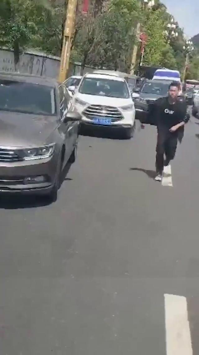 生活报@小伙徒步1公里为急救车开道 事后不留姓名不留电话