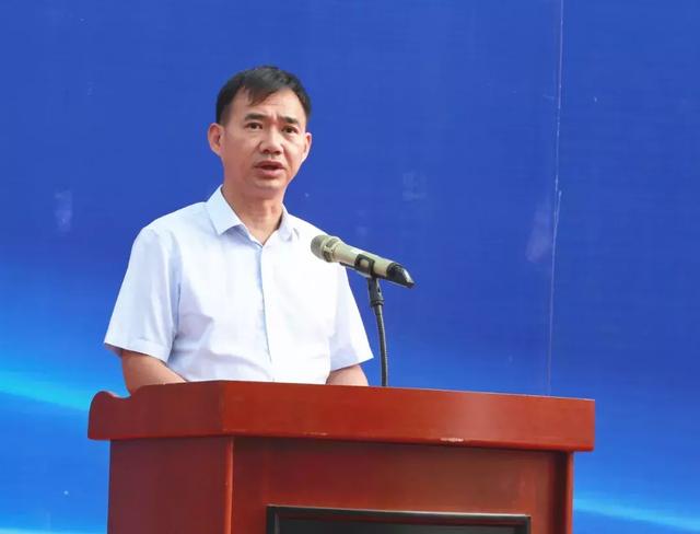 市领导袁光平,王克强,谢雄峰,肖发宣,谢群峰及市政府秘书长金德辉出席