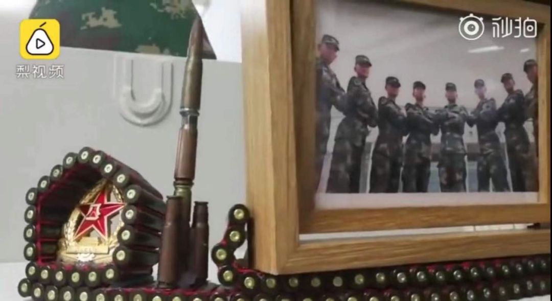 [人民日报]一起酸！火箭军送给“月饼女孩”的，原来是……