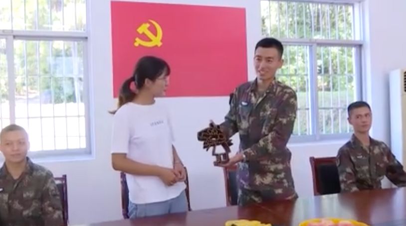 [人民日报]一起酸！火箭军送给“月饼女孩”的，原来是……