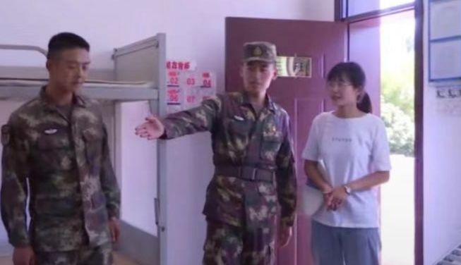 [人民日报]一起酸！火箭军送给“月饼女孩”的，原来是……