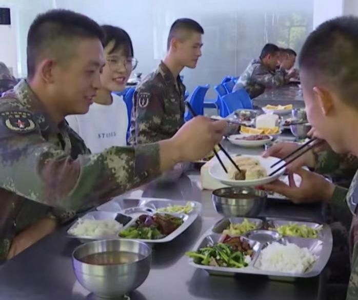 [人民日报]一起酸！火箭军送给“月饼女孩”的，原来是……