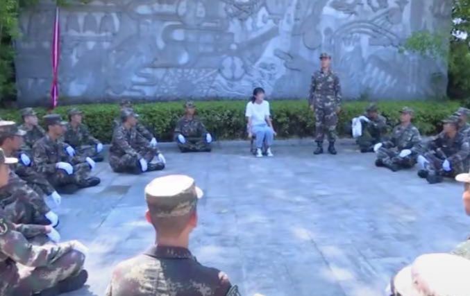 [人民日报]一起酸！火箭军送给“月饼女孩”的，原来是……