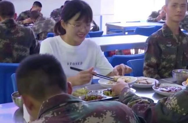 [人民日报]一起酸！火箭军送给“月饼女孩”的，原来是……