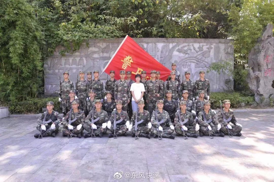 [人民日报]一起酸！火箭军送给“月饼女孩”的，原来是……