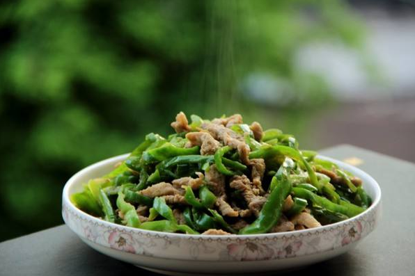 「舌尖计美食」炒出来的肉，怎么样才能不柴，不老，不沾锅？多加一个它就行