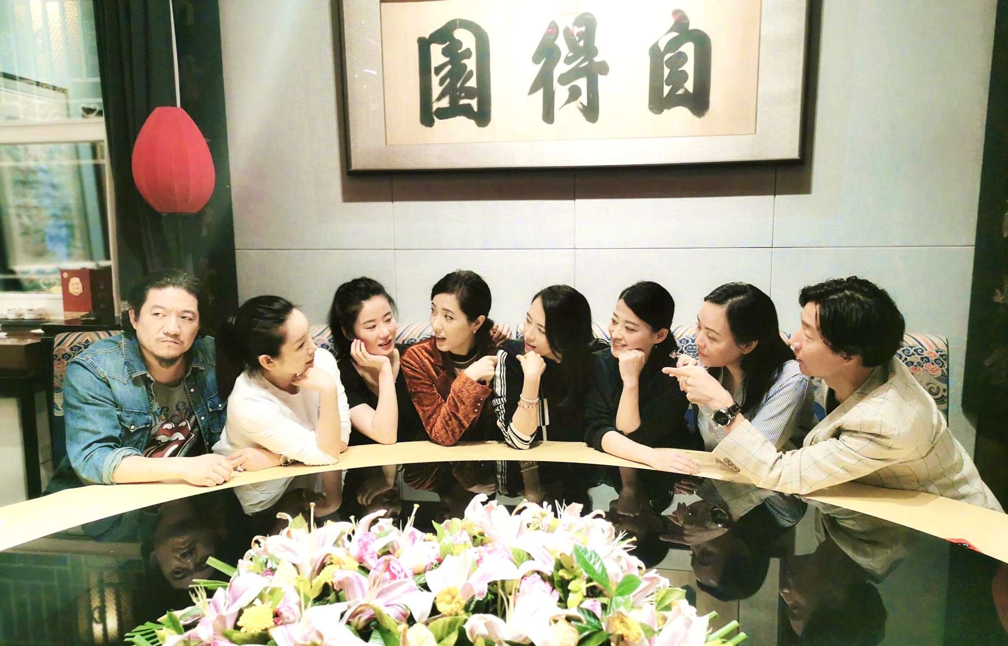 章子怡晒老同学聚会照,六位女神争奇斗艳,两位男生甘当绿叶