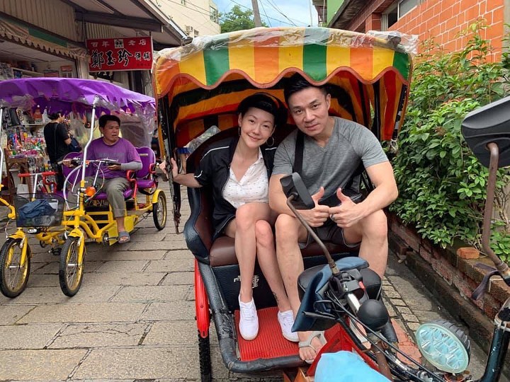 41岁小s胆真大与肌肉男高调玩自拍还不小心走光了