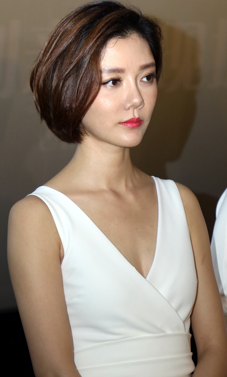 车晓罕见亮相黄色连体装搭干练短发37岁仍明艳动人