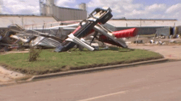 差评■为了拍龙卷风，这群摄影师连命都不要了