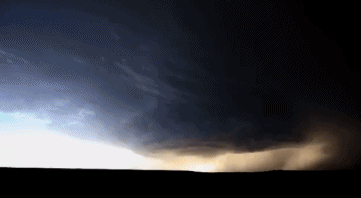 差评■为了拍龙卷风，这群摄影师连命都不要了