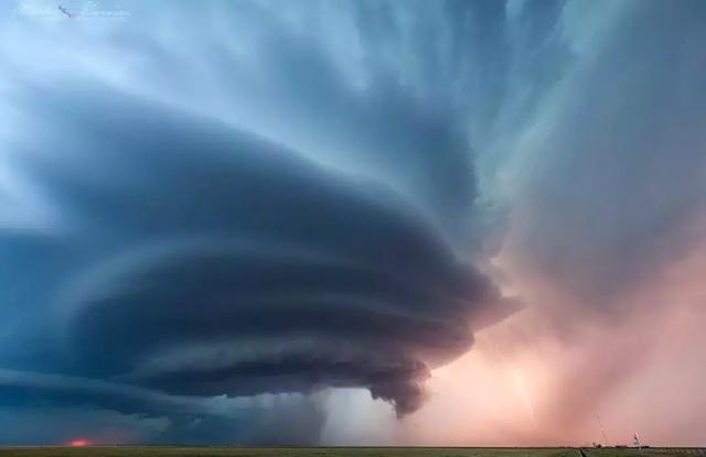 差评■为了拍龙卷风，这群摄影师连命都不要了