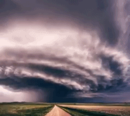 差评■为了拍龙卷风，这群摄影师连命都不要了