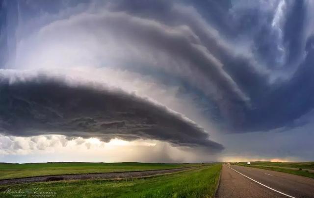 差评■为了拍龙卷风，这群摄影师连命都不要了