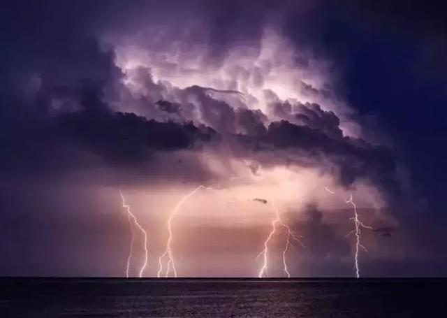 差评■为了拍龙卷风，这群摄影师连命都不要了