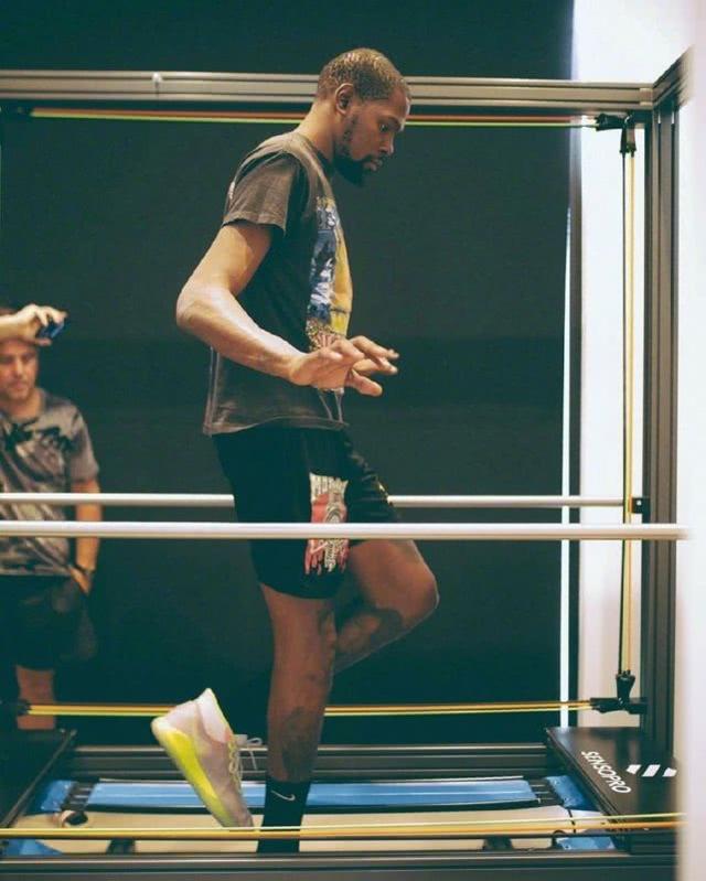 杜兰特篮网定妆照伤病痊愈满脸笑容球迷右小腿明显瘦一圈