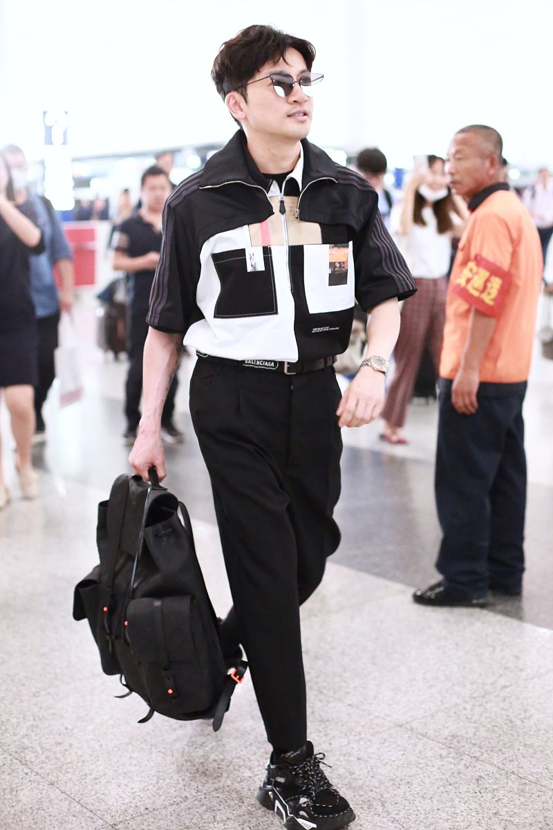 46岁苏有朋又变瘦了花t恤配破洞裤腿细到让人心疼