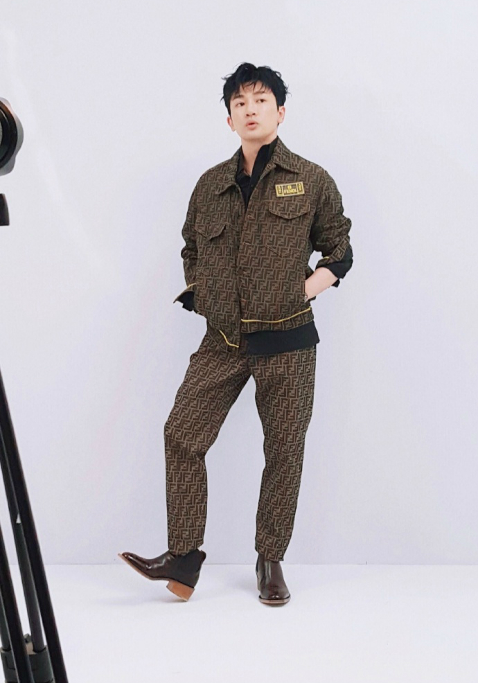 46岁苏有朋又变瘦了花t恤配破洞裤腿细到让人心疼