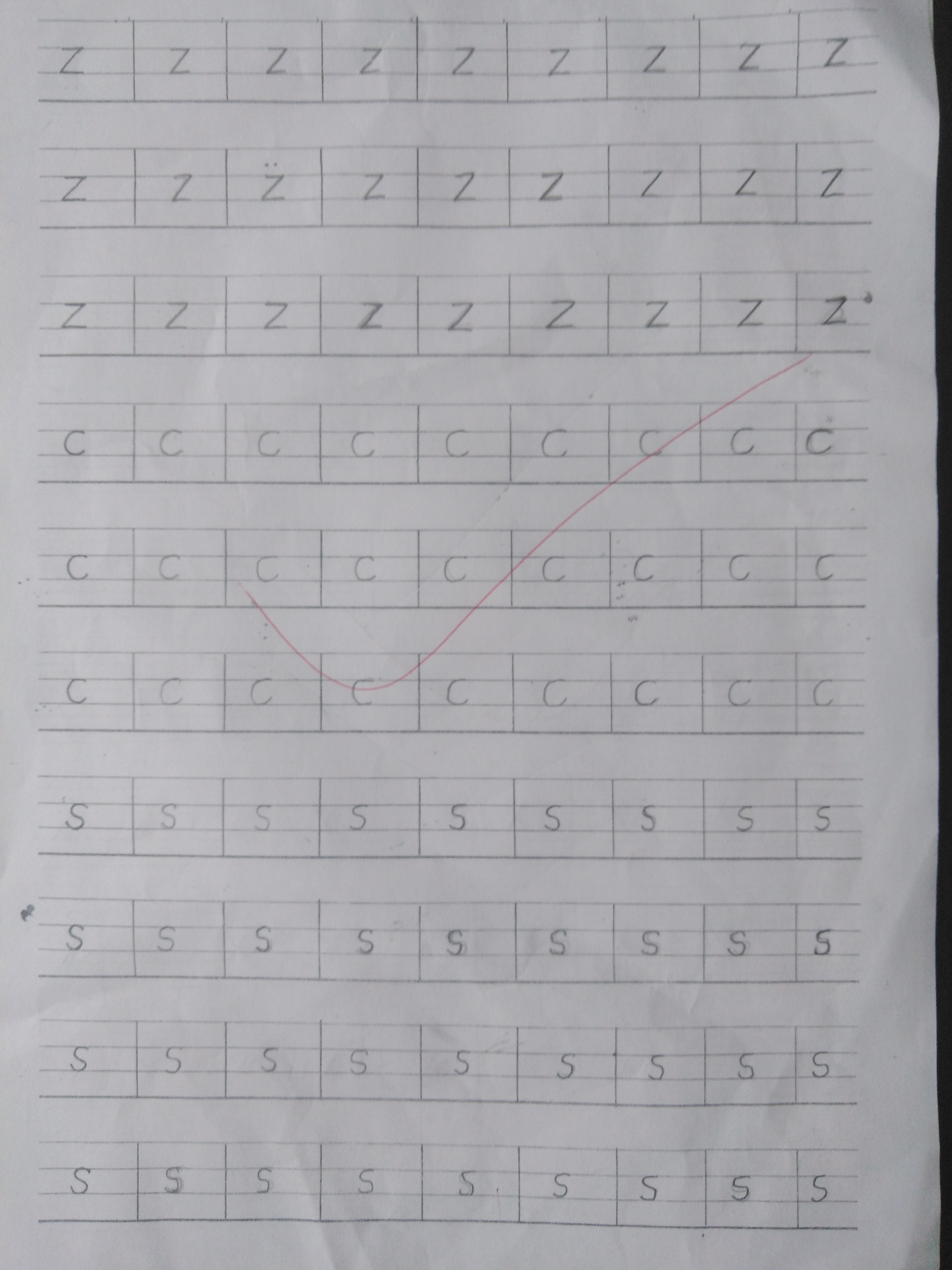 小学教育很好玩@开学才两周，一年级小学生就写出了“印刷体”，家长：严师出高徒