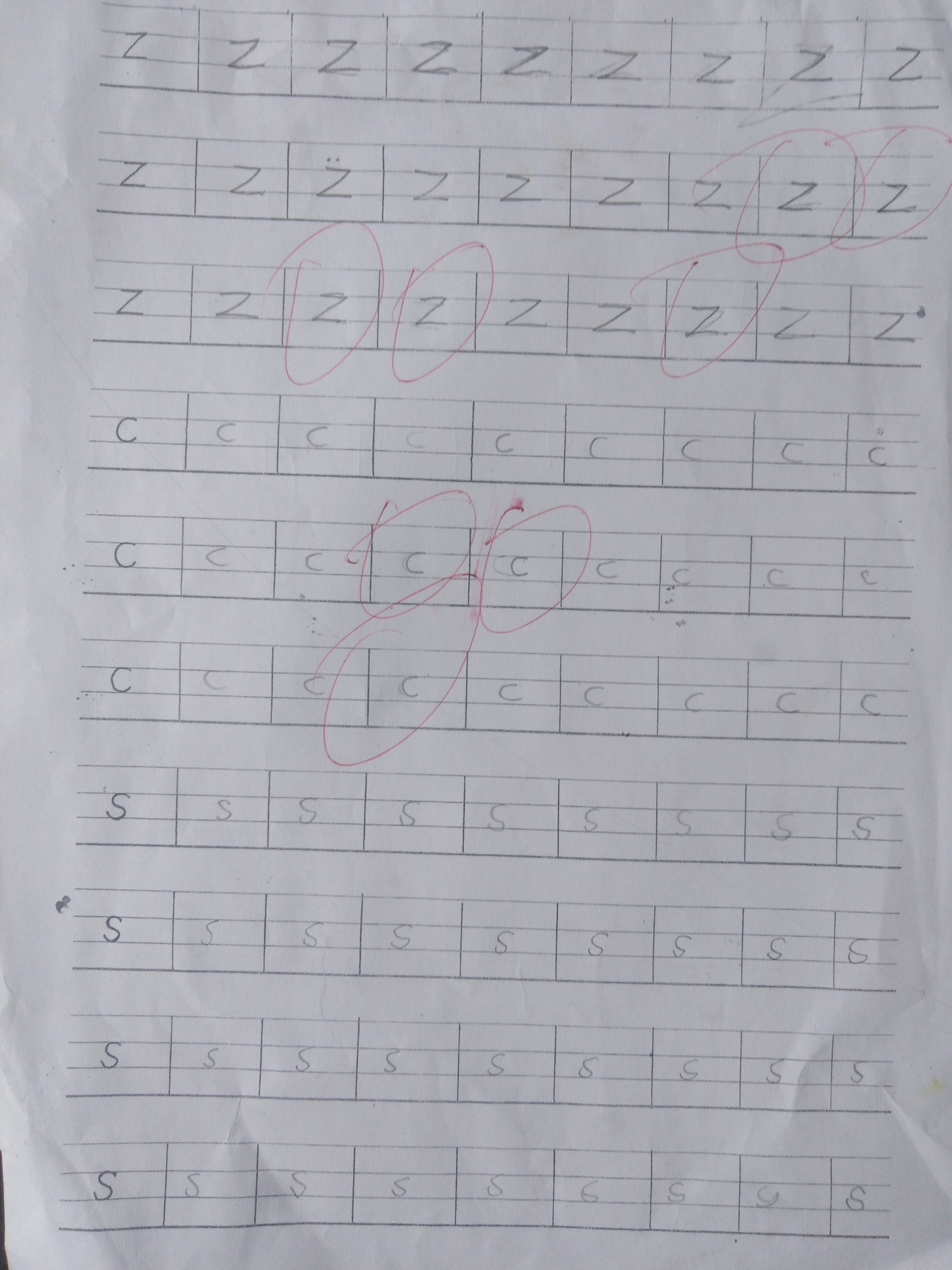 小学教育很好玩@开学才两周，一年级小学生就写出了“印刷体”，家长：严师出高徒