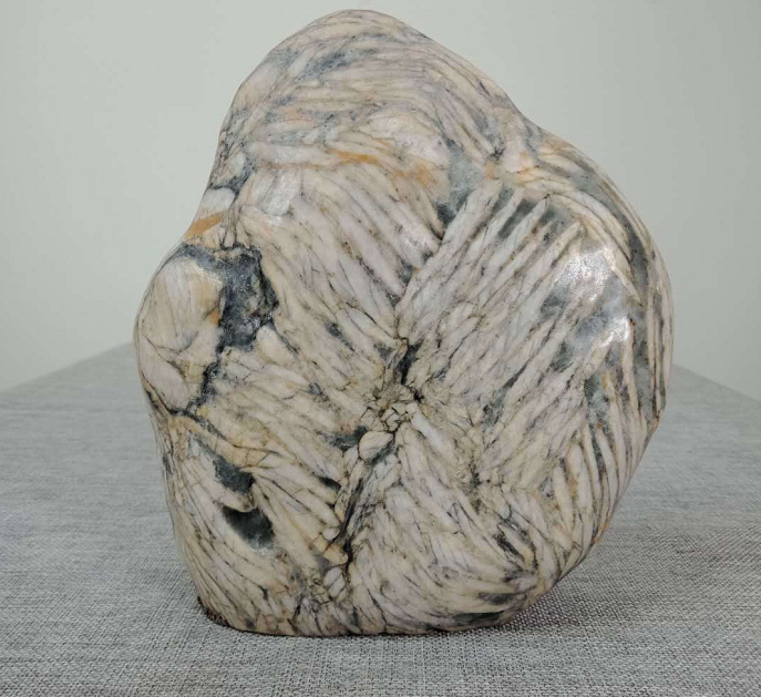 竹报平安竹叶石打磨石,学名竹叶状灰岩,属寒武系碳酸盐类的沉积岩