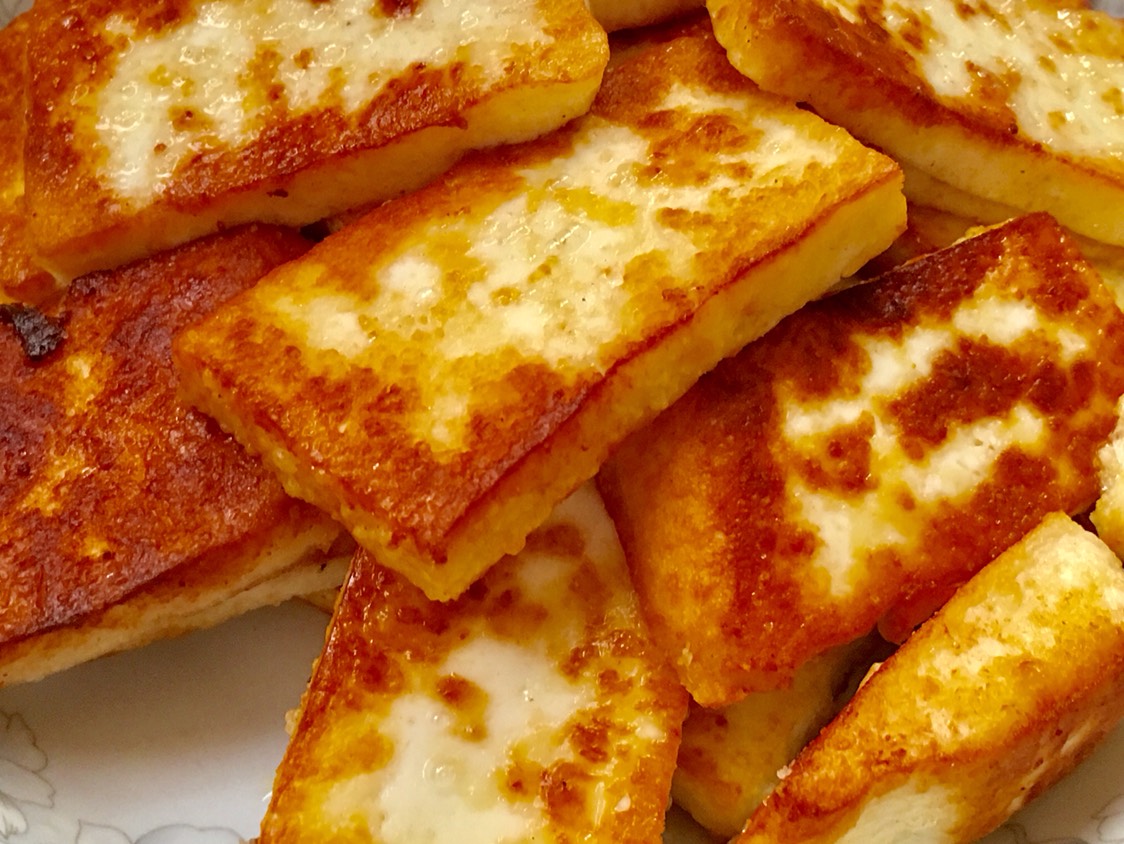 "油煎乳饼"制作总结之我说这是一道制作非常简单的美味菜肴,将奶液