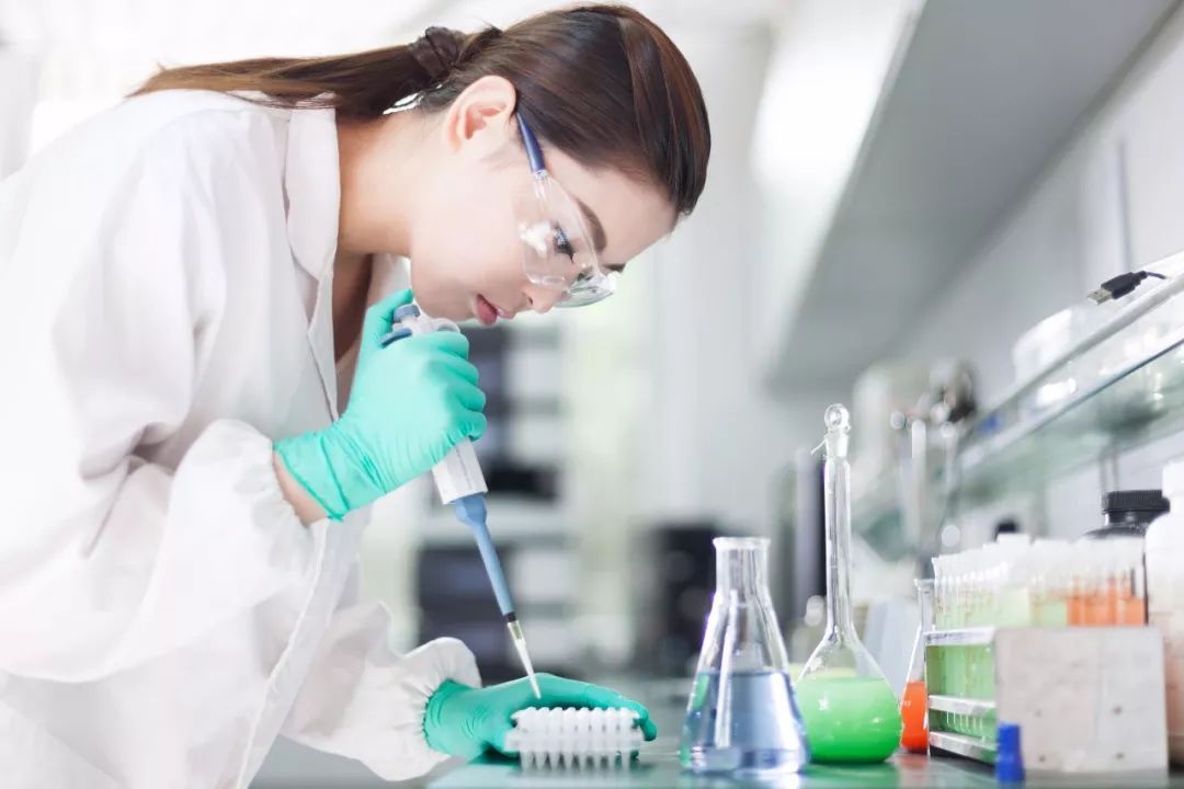 【中青评论】获刑9个月！殴打医护人员就该零容忍