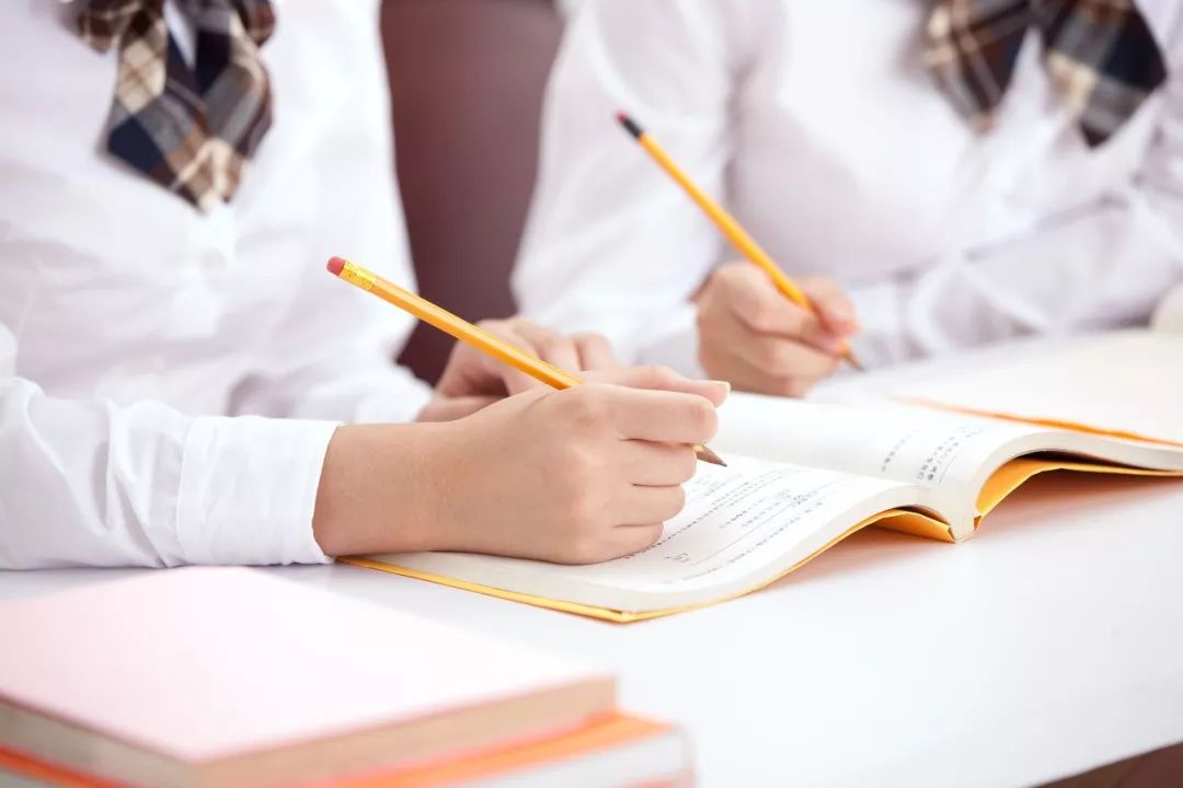 【中青评论】获刑9个月！殴打医护人员就该零容忍