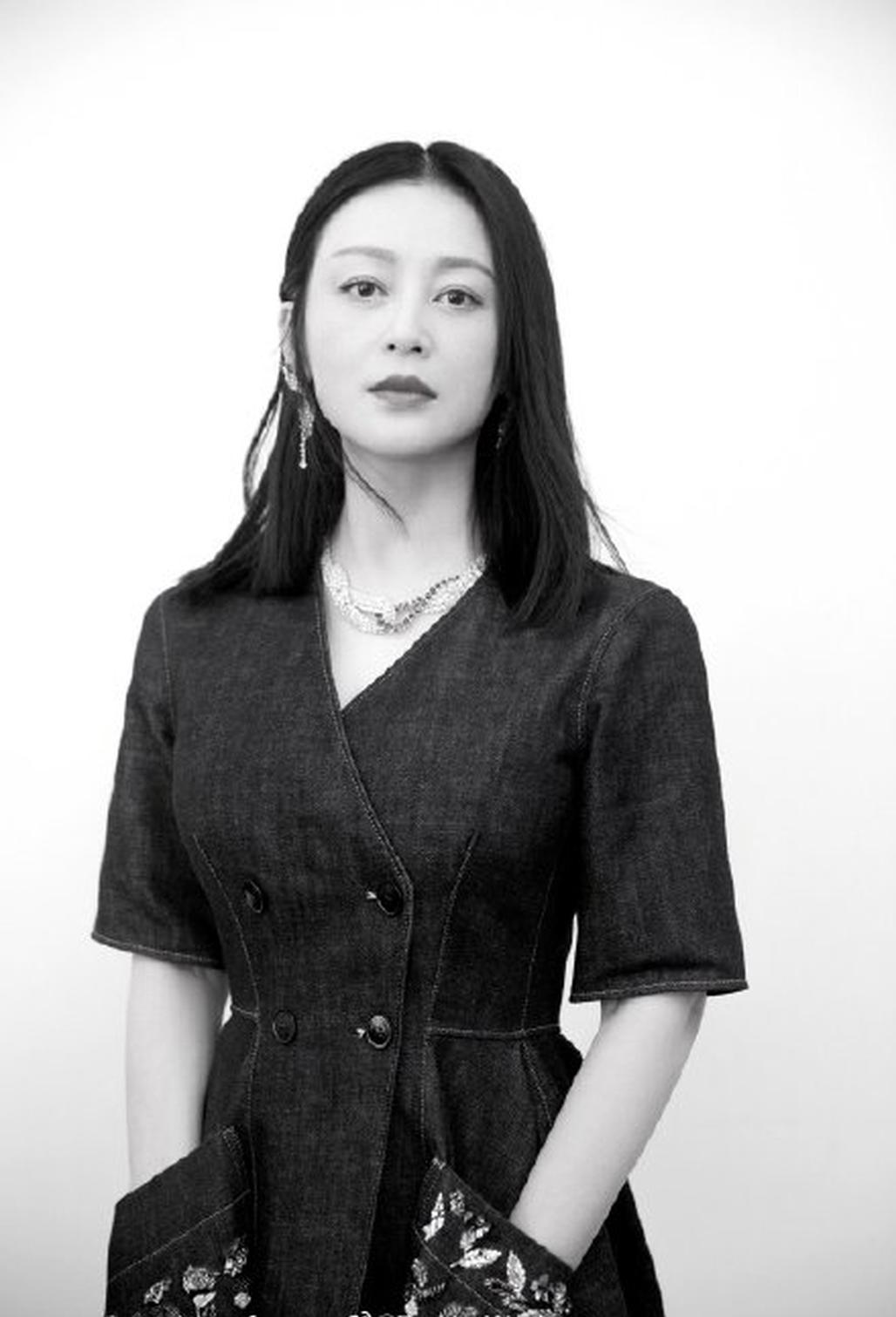 陈红罕见拍写真,穿亮片牛仔裙显身材,黑长直哪有五十一岁