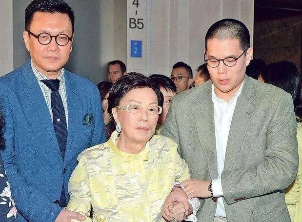 24岁的时候,她嫁给利孝和,当时利孝和已经39岁,他们的家族名声很高,这