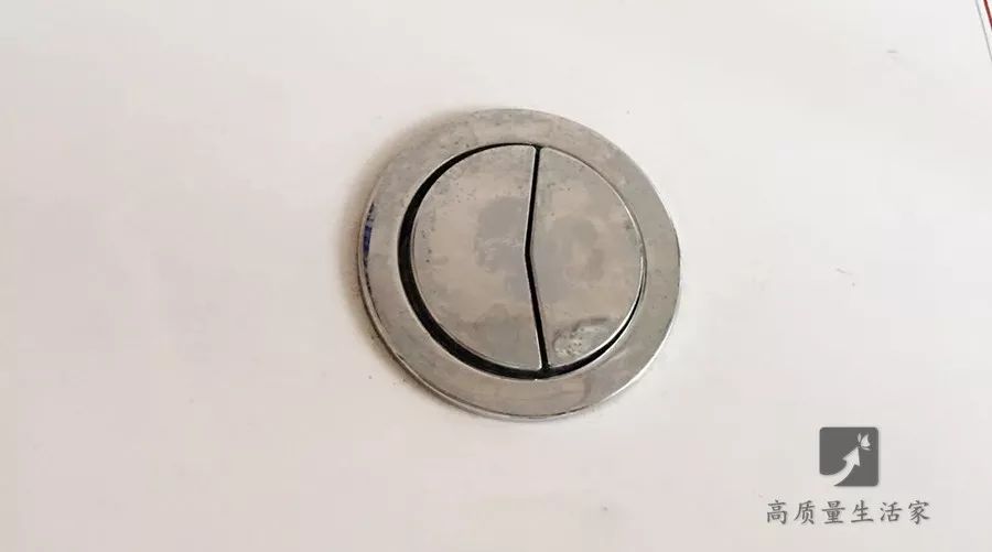 「中国质量万里行」马桶上一大一小的按钮到底该怎么按？很多人都不清楚……