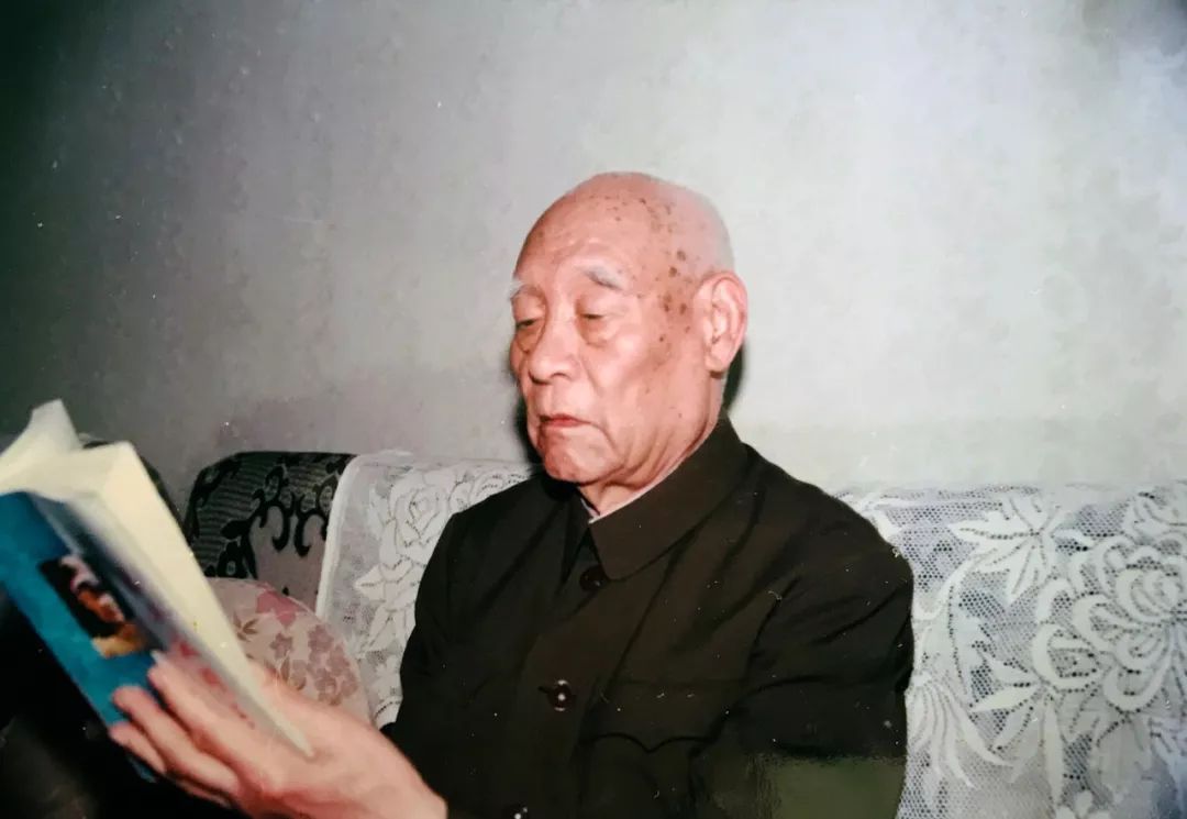 大白新闻@王光华少将打响反腐第一枪，其女王冀平曾看到民警暴力执法被气哭
