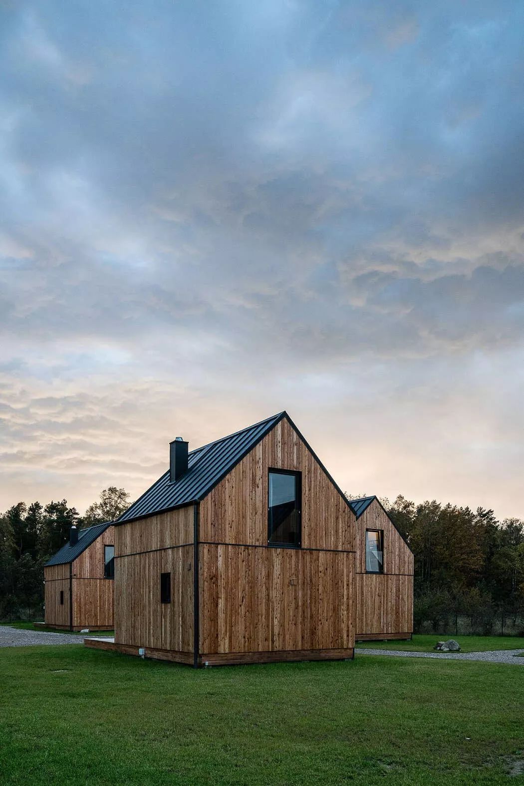 三座谷仓式小屋