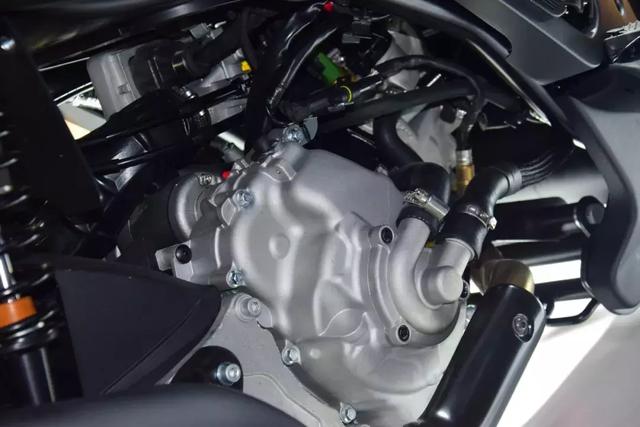 发动机方面依然采用了单缸四气门244cc水冷发动机,最大功率为15.