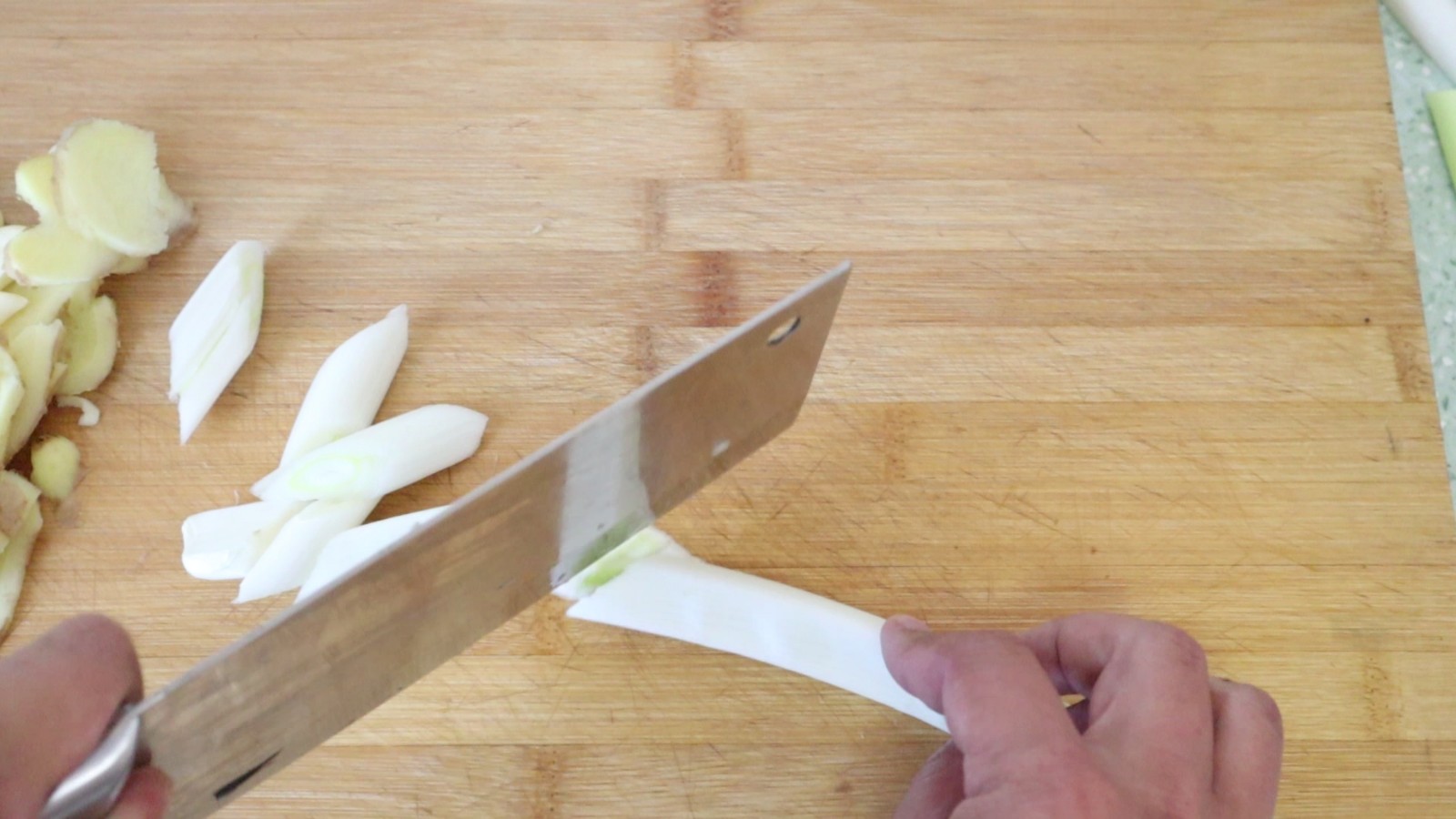 处理好的鱼,打上一字花刀,把鱼头切一刀,鱼大可以切成块,切块的时候