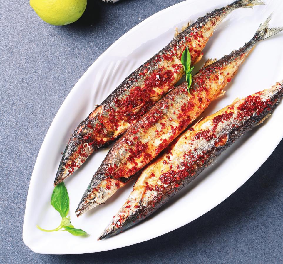 【美食与生活】秋刀鱼这样做好吃又下酒，香辣入味，鲜嫩香酥，比烤的还好，真香