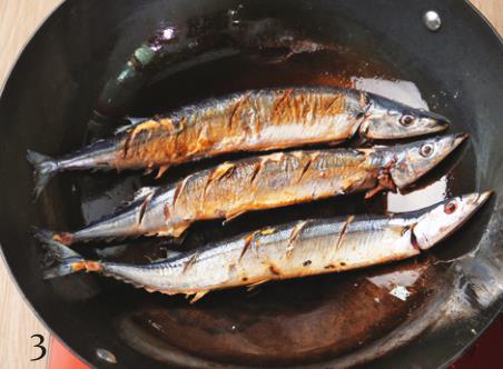 【美食与生活】秋刀鱼这样做好吃又下酒，香辣入味，鲜嫩香酥，比烤的还好，真香