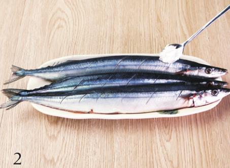 【美食与生活】秋刀鱼这样做好吃又下酒，香辣入味，鲜嫩香酥，比烤的还好，真香