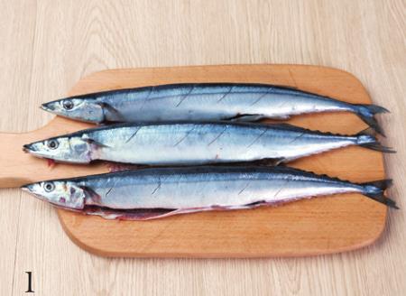 【美食与生活】秋刀鱼这样做好吃又下酒，香辣入味，鲜嫩香酥，比烤的还好，真香