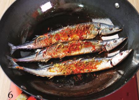 【美食与生活】秋刀鱼这样做好吃又下酒，香辣入味，鲜嫩香酥，比烤的还好，真香